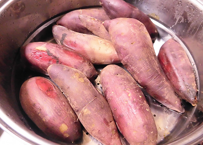 蒸し器で作ったふかし芋は粗熱をとり、冷蔵庫で3～4時間程度冷やす