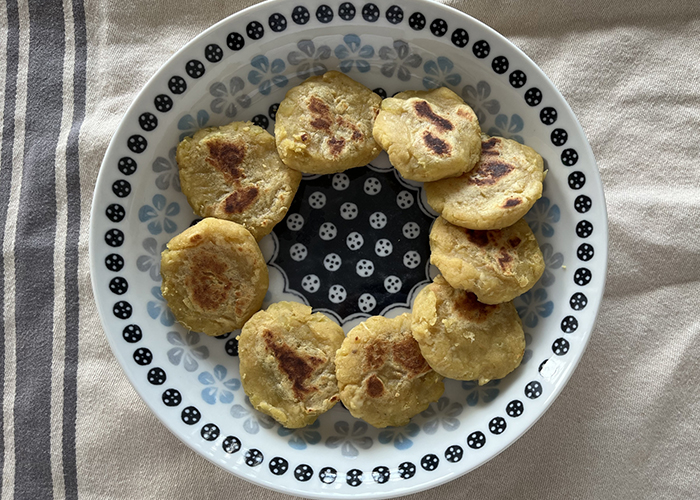 フライパンで焼いた「おさつおやき（パンケーキ）」