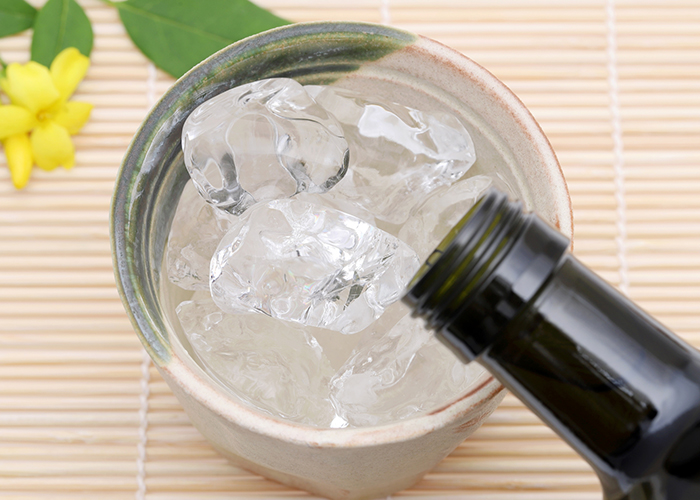 芋焼酎を口に含んだときに広がるのは、さつまいもの自然な甘みと、ほんのりとした土のような滋味深い風味。じっくりと発酵させた芋焼酎は、どっしりとしたコクとまろやかさを併せ持ち、舌の上でゆっくりと広がっていきます。