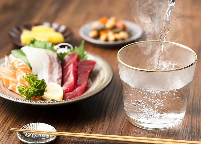 芋焼酎は、食事と合わせることで美味しさが引き立ちます。鹿児島の黒豚や鶏の炭火焼き、さつま揚げといった郷土料理とはもちろんのこと、焼き魚や煮物、チーズやナッツなどとも相性が抜群です。脂の乗った料理と合わせると、芋焼酎のすっきりとした後味が口の中をさっぱりさせ、次の一口をさらに美味しく感じさせてくれます。