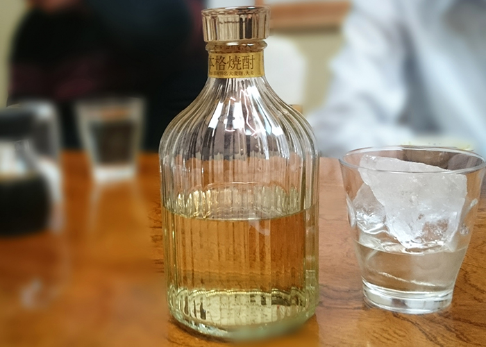 芋焼酎の魅力は香りから始まります。グラスに注いだ瞬間、立ち上る香りは、まるで焼きいもやふかしいもを思わせる優しく甘い香ばしさ。熟成された芋焼酎では、バニラやキャラメルのような濃厚な香りが加わり、さらに奥深さが増します。