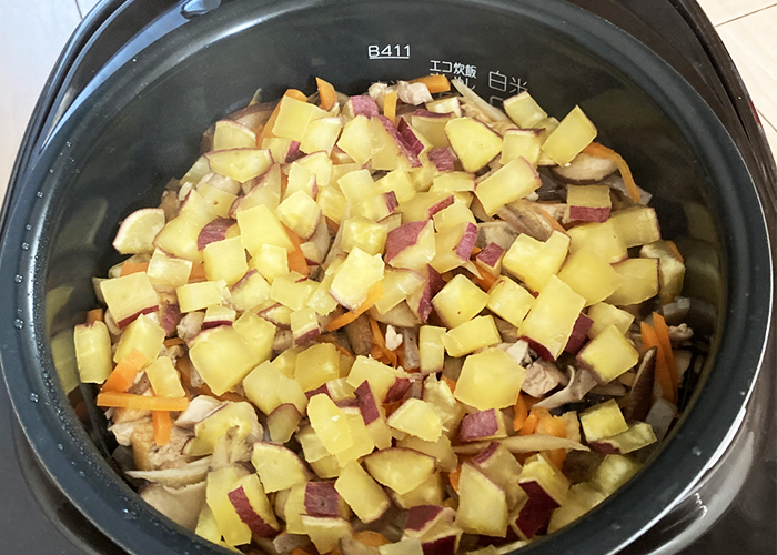 安納芋の甘さを引き出すレシピ-安納芋と鶏肉の炊き込みご飯