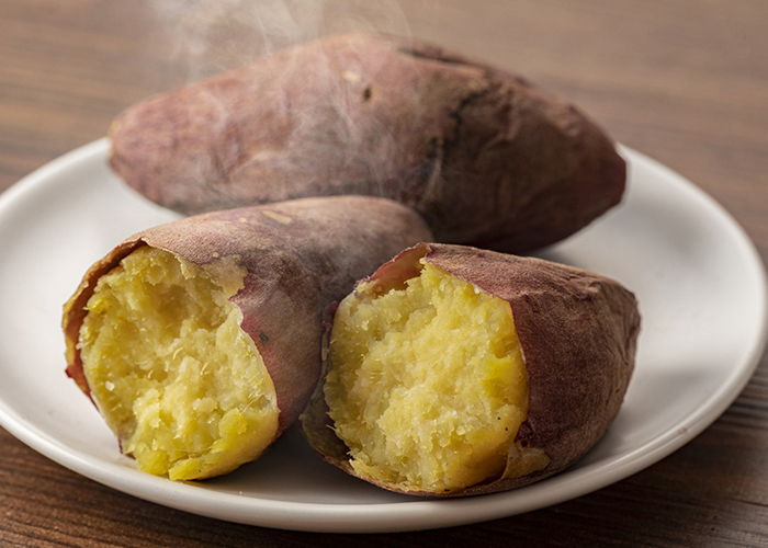 焼き芋は日本の冬を象徴する身近なおやつであると同時に、世界各国でも親しまれているグローバルな食べ物