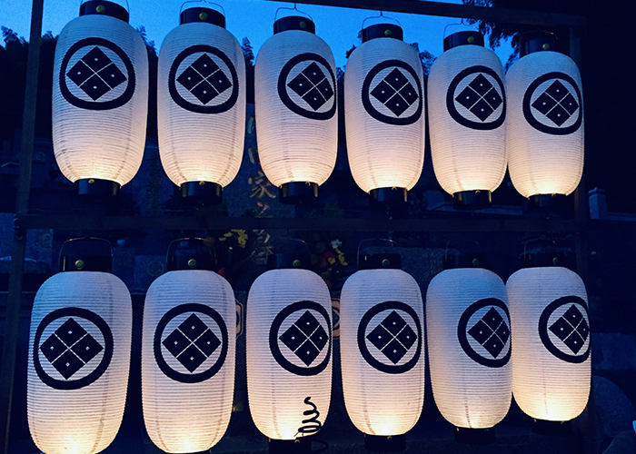 夕暮れの墓地に響き渡るロケット花火と爆竹の音