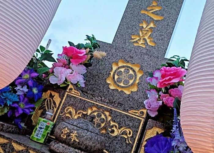お墓で花火！？長崎県のお盆文化は少し他県とは違います。五島・福江島でもお墓で爆竹や花火で賑やかに先祖を迎え、送ります！福江島のお盆の話とオススメ海水浴場を紹介します！