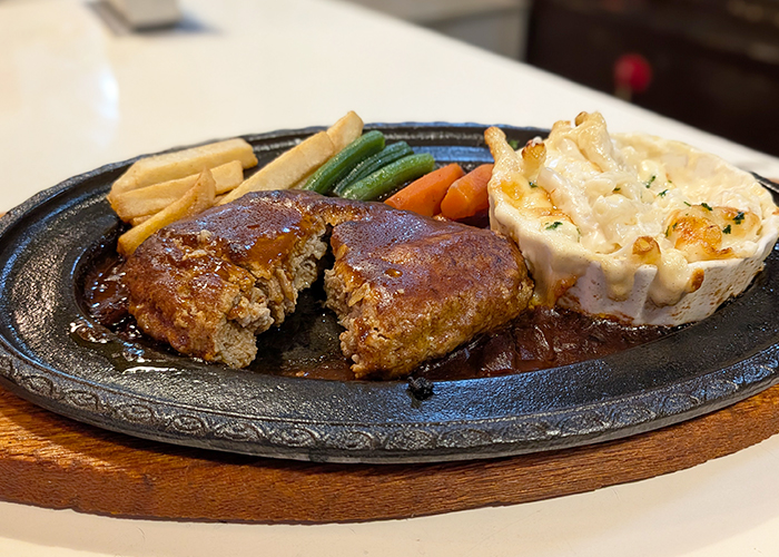 注文を受けてから丸めるというハンバーグは、ナイフに力を入れなくてもスッと切れるほど柔らか