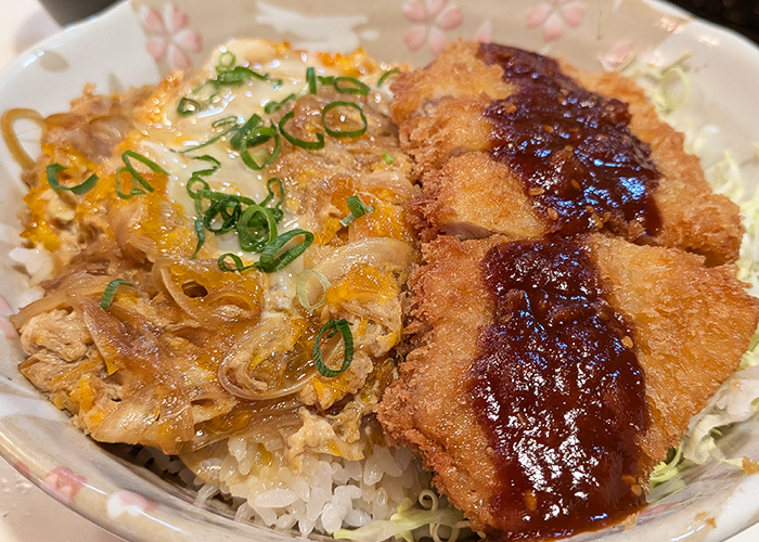 ソースカツ丼と卵とじカツ丼の両方が楽しめるミックスカツ丼