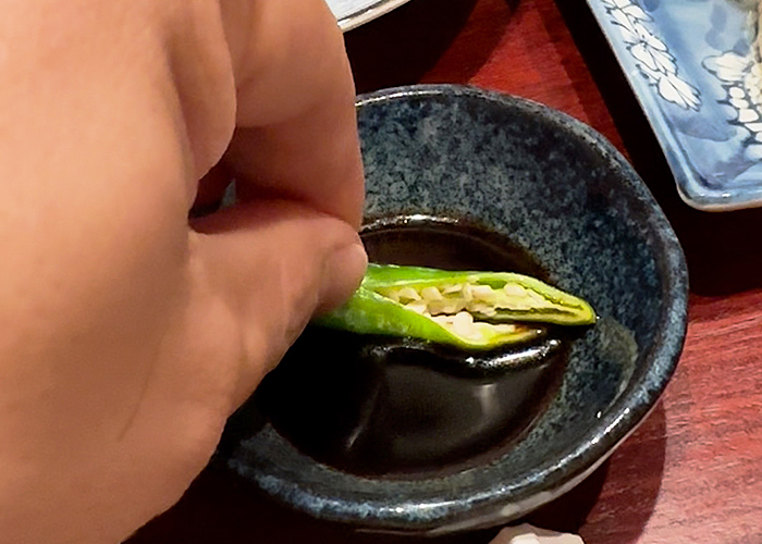 九州特有の甘口醤油と青唐辛子のピリッとした辛味が絶妙にマッチ