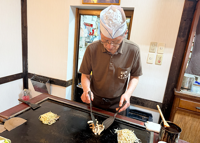 店主の料理風景