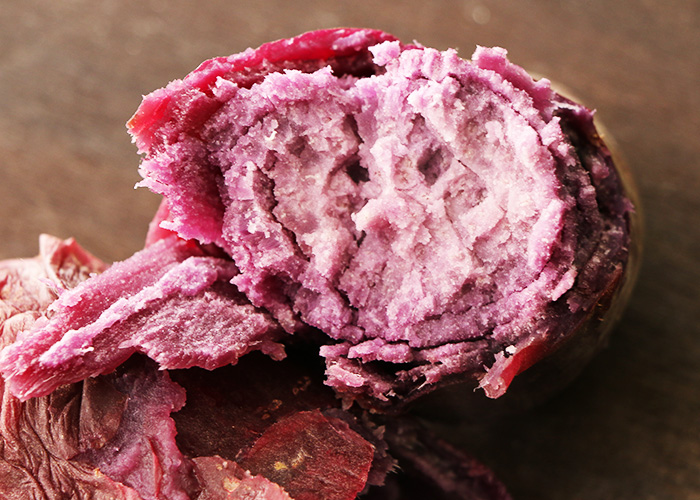 紫芋は、果肉が紫芋のさつまいもです。紫芋はどのように栽培されてる？日本にはどのようなルートで入ってきた？紫芋の市場規模や紫芋の産地は？紫芋の品種は？徹底解説します。