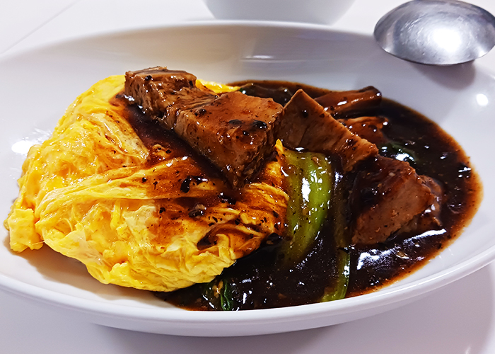 豚バラ肉の煮込みあんかけご飯（オムライス仕立て）