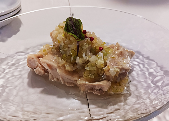 前菜：清涼感あふれる「蒸し鶏の塩ネギソース」