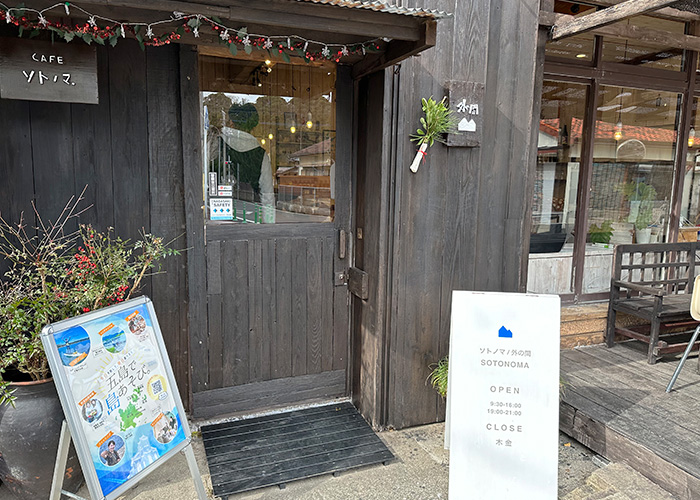 五島列島・福江島のコミュニティカフェと言えば「ソトノマ（外の間）」。広々とした無料の駐車場は運転が苦手な人でも停めやすい！ソトノマ推しの一品のトルコライスを食べてみた