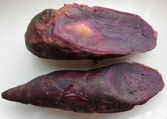 アントシアニンが含んだ紫芋の果肉（焼き芋）