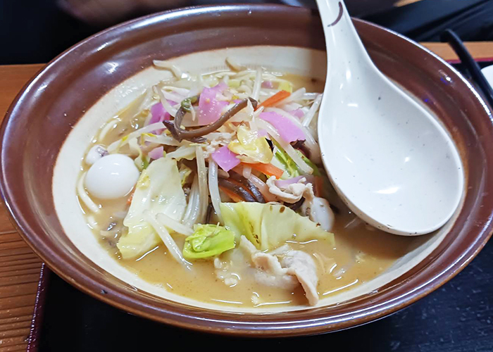 麺とスープの一体感が最高。スープはあっさり系なので、野菜のシャキシャキ感とともに最後まで飲み干せます