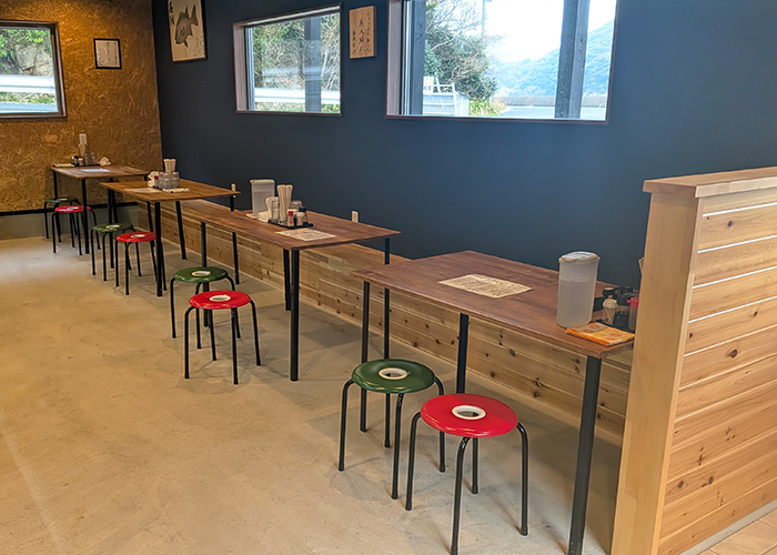 席はカウンターが8席とテーブルが4卓