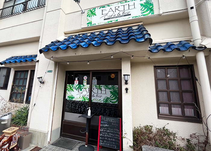 多彩なスパイスが楽しめるインド料理店「EARTH cafe&bar（五島列島・福江島）」で五島豚のスペアリブカレーを食べてみた！異国情緒溢れる店内はインドへトリップしている気分に