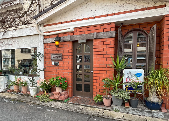 1979年創業の雰囲気最高な喫茶店「こふひいや（五島列島・福江島）」のカツカレー、ドリアを食べてみた！「こふひいや」は、蔦が生い茂る赤煉瓦の壁とバス停の看板が目印です。