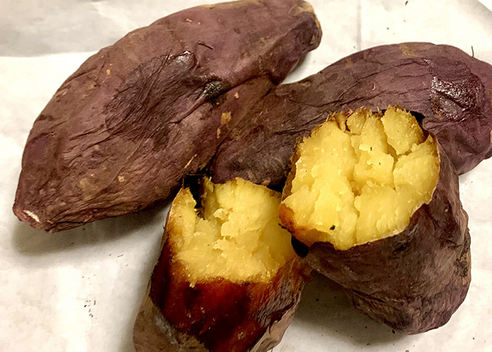 焼き芋の皮には、ポリフェノールやカルシウム、食物繊維、ヤラピンなど、私たちの健康に嬉しい成分が豊富に含まれています
