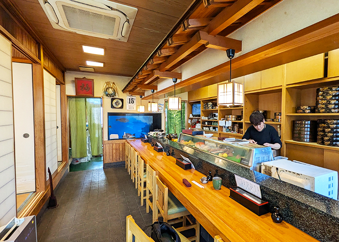 寿し善のカウンター席