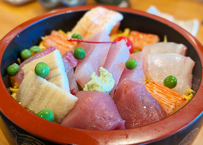 肉厚マグロに感動！新鮮でプリプリの「上ちらし」