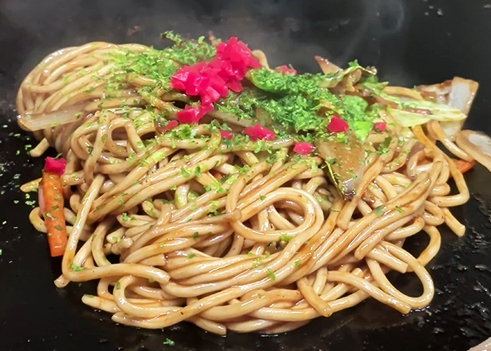 鉄板から直接いただく絶品「焼きそば」
