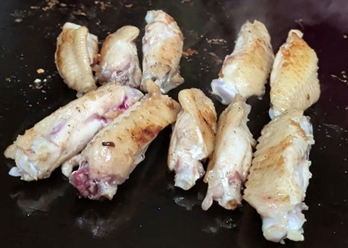 塩加減が絶妙な「手羽塩焼き」