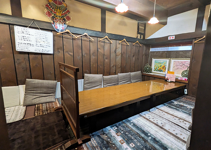 店内にはカウンター、テーブル、座敷と各種座席が揃っている