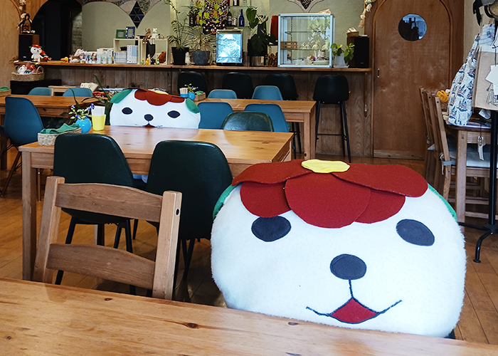 五島・Slow Café たゆたう。の店内にはつばきねこが