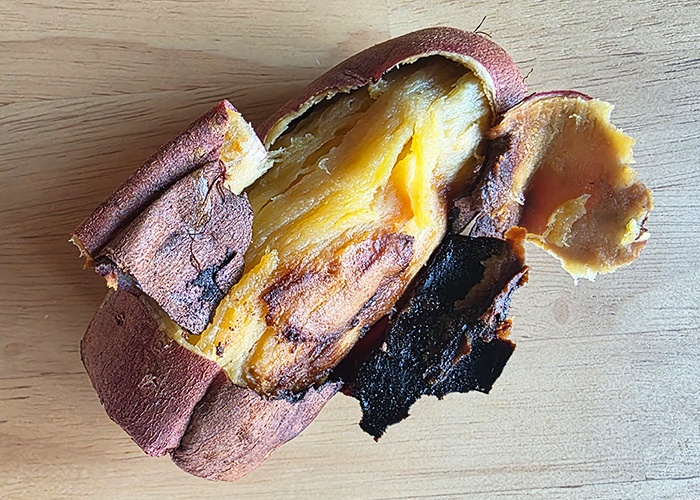 ファミリーマート/甘焼きいもの皮を剥いてみた