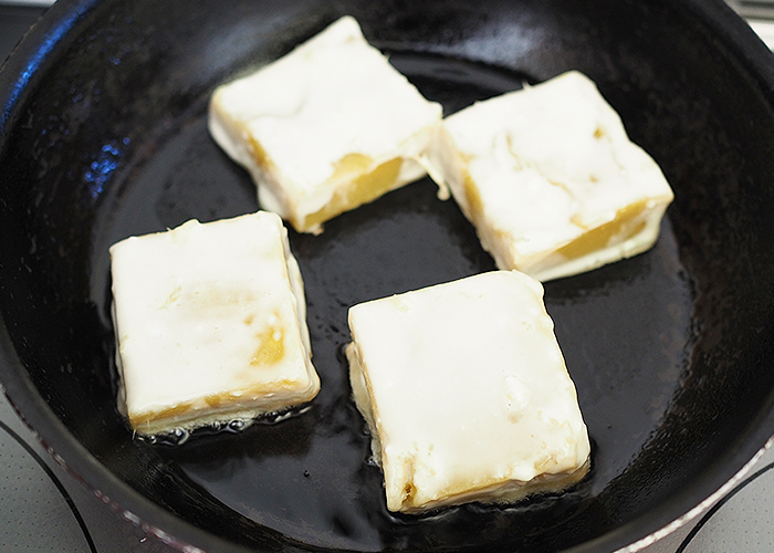 焼き芋リメイクレシピ「焼き芋きんつば」-フライパンで弱火でじっくり焼く