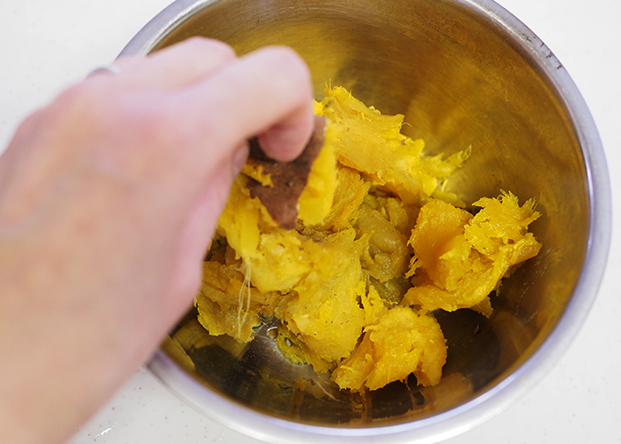 安納芋パイの作り方-焼き芋にした安納芋を潰す