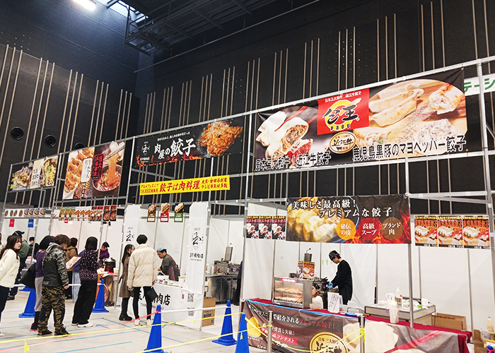 今回は「餃子博」も同時開催ということで、正面玄関に入ると餃子の香ばしい匂いが漂っていました。