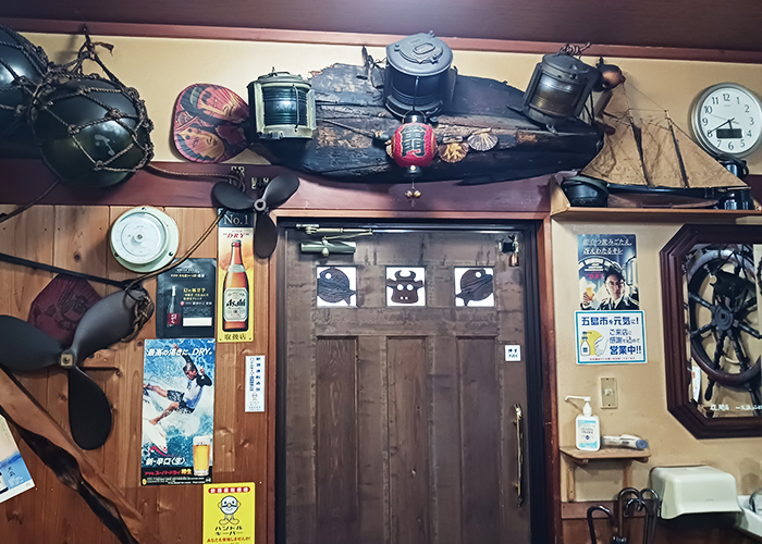 周囲には年季の入った船の道具が飾られています。舵はもちろん、ガラスの玉や船の部品など、まるで博物館のような雰囲気