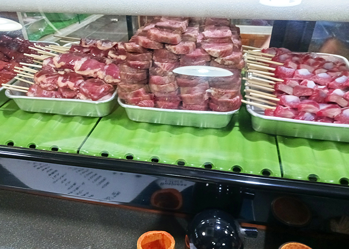 店内に入ると目に飛び込んできたのはショーケースいっぱいに並べられた焼き鳥の串