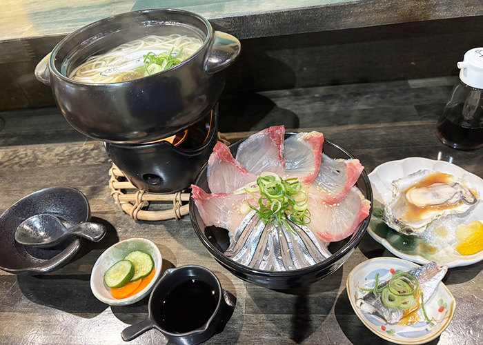 美しく盛り付けられた海鮮丼と五島うどん