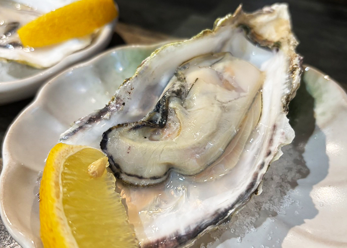 旬の牡蠣は大きく、酒蒸しというよりも生に近いほどのとろけるような食感