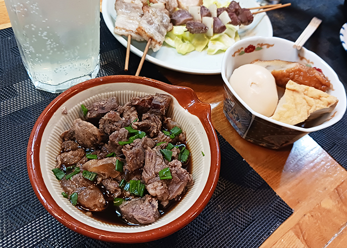 牛すじ煮込みはポン酢が入っているのか、見た目よりもさっぱりとした味わい