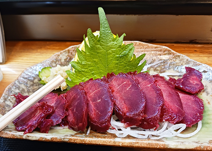 保存状態や切り方によって味が変わる馬刺しですが、ここのものは鮮やかな赤色で、とても新鮮