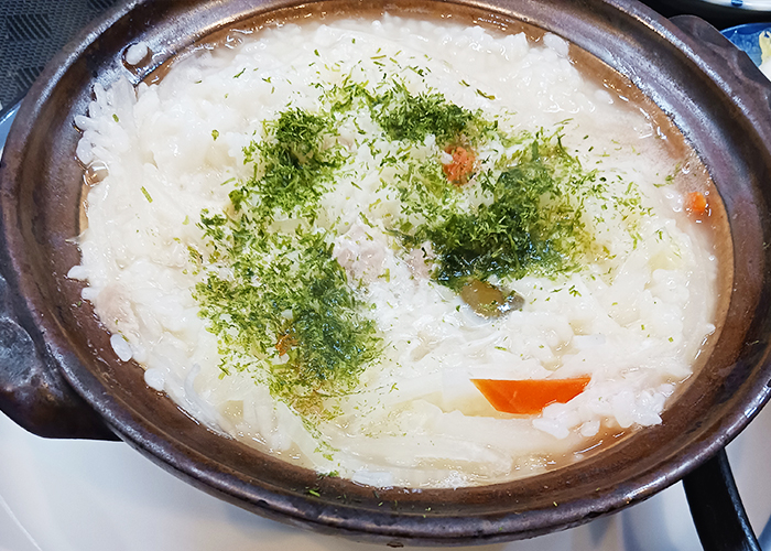 鶏雑炊はご飯の量がしっかりあり、白菜なども入っているため、飽きのこない味でした