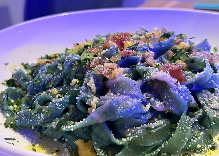 五島のBlue Goto Cafe（ブルー・ゴトウ・カフェ）-パスタ・ブルー　ブルーソースのパスタ　野菜・クルミ・サラミ
