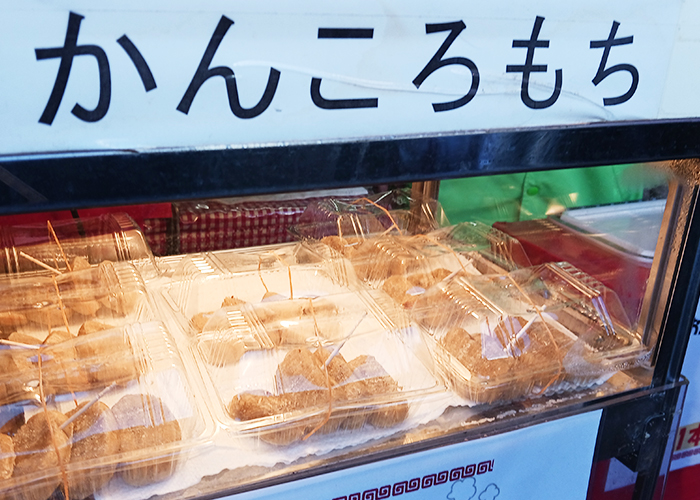 富江出身の方がかんころ餅を焼いていました