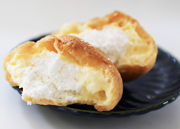 コンビニ定番の2つのクリームを入れたシュークリーム