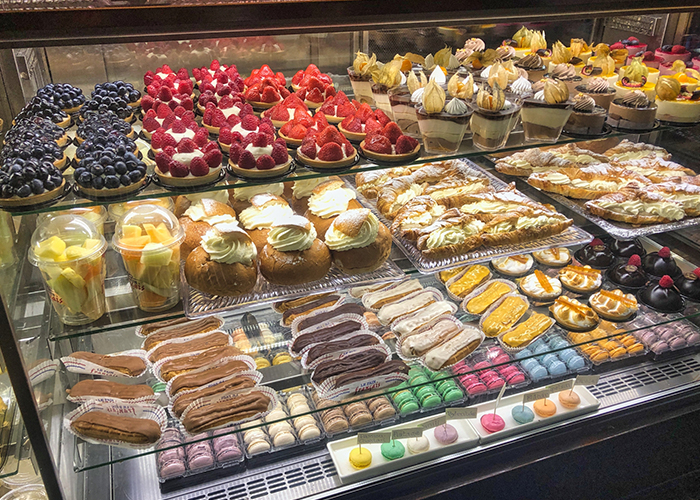洋菓子店の冷蔵ケース