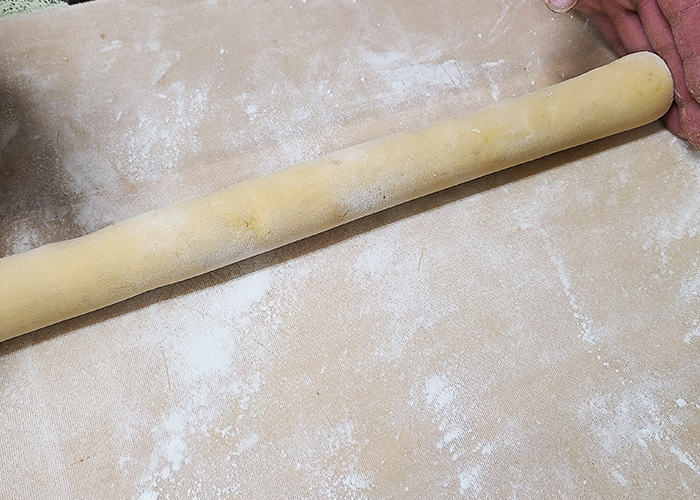 焼き芋、小麦粉、バター、卵で作った生地を棒状に