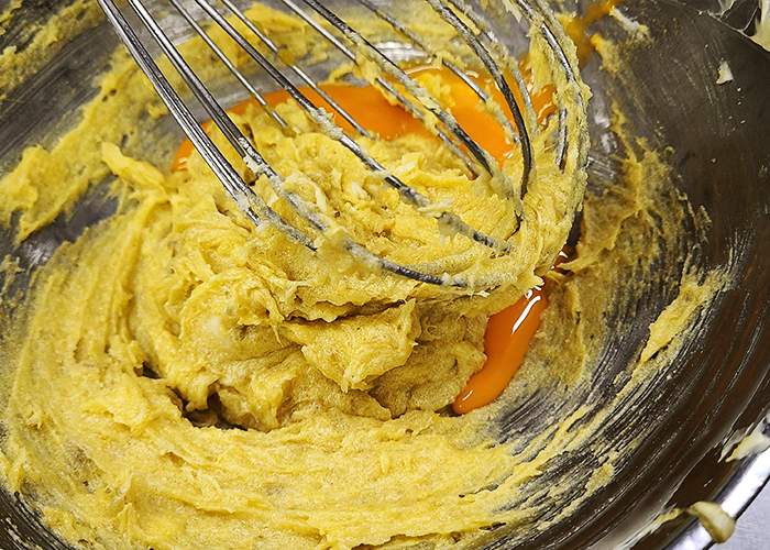 焼き芋ペースト、バター、卵を加えて混ぜる