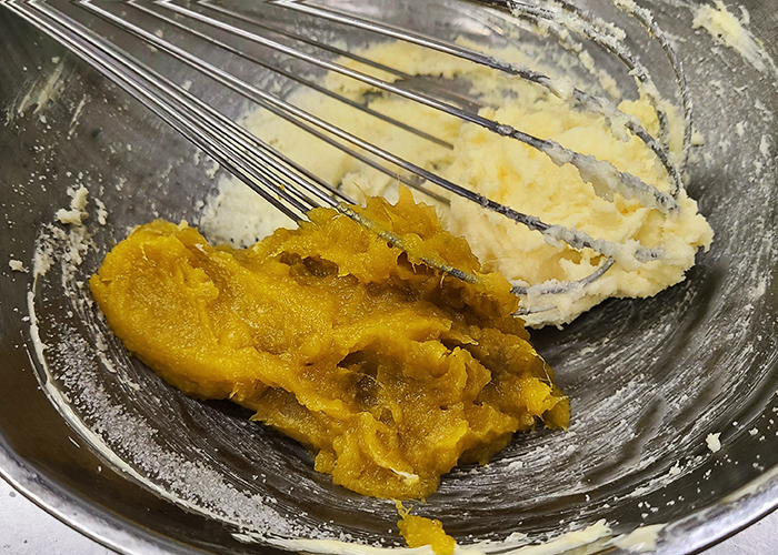 焼き芋ペーストとバターを混ぜる