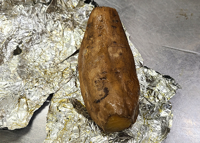 腸活という観点から見ても、さつまいもは優れた食材です。特に「皮」には食物繊維やポリフェノール、ヤラピンといった成分が豊富に含まれており、便通の改善や腸内環境の整備に役立ちます。皮ごと食べることでこれらの栄養素をしっかり摂取できるため、腸活を意識するなら積極的に活用したい