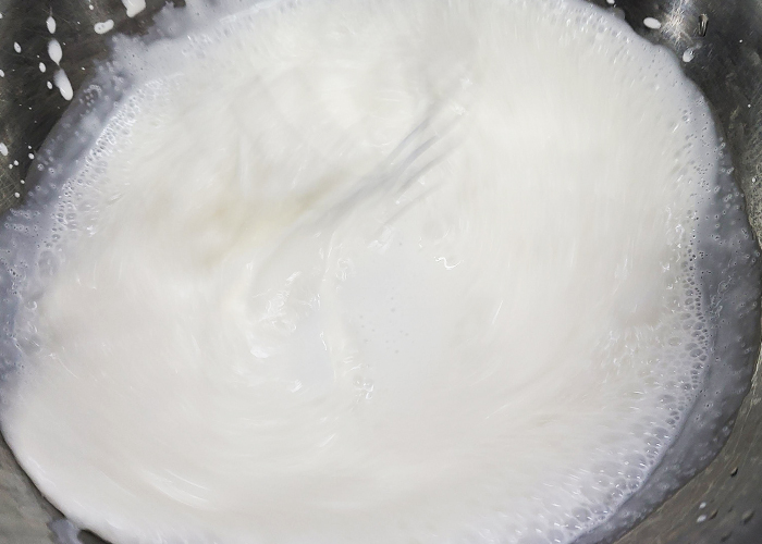 生クリームはしっかりと冷やした状態で泡立てることで、ふんわりとした軽やかな口当たりになります