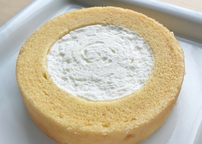 スプーンで食べるロールケーキが登場したときは、その斬新さに驚いた方も多いかもしれません。それまでのロールケーキといえば、一本のロールケーキをカットし、お皿に盛りつけてフォークで食べるのが当たり前でした。しかし、コンビニではそれをPPケースに入れ、スプーンを添えて販売するという新しい発想が生まれました